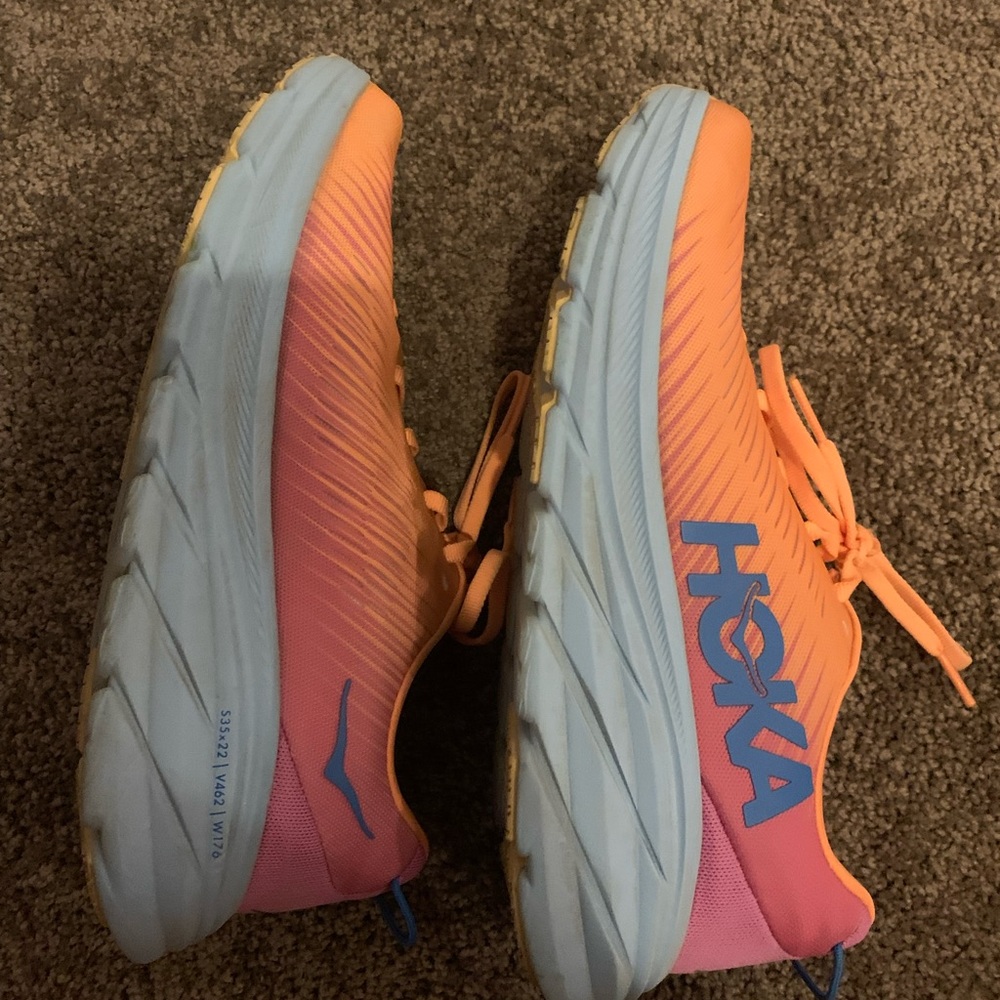 W Hoka Rincon 3, only worn 3 times. In perfect condition!